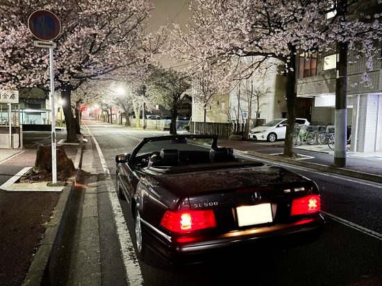 今どきのダウンサイジングターボと違って、排気量はしっかり5リッター。自動車税は年10万円超え。