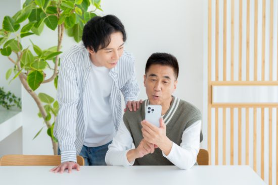 スマホ操作を教わる男性